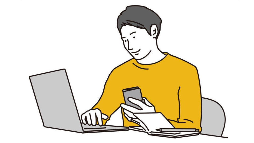 スマホを片手に快適に仕事をする若い男性