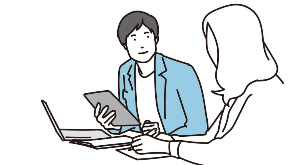 笑顔で話を聞く若い男性