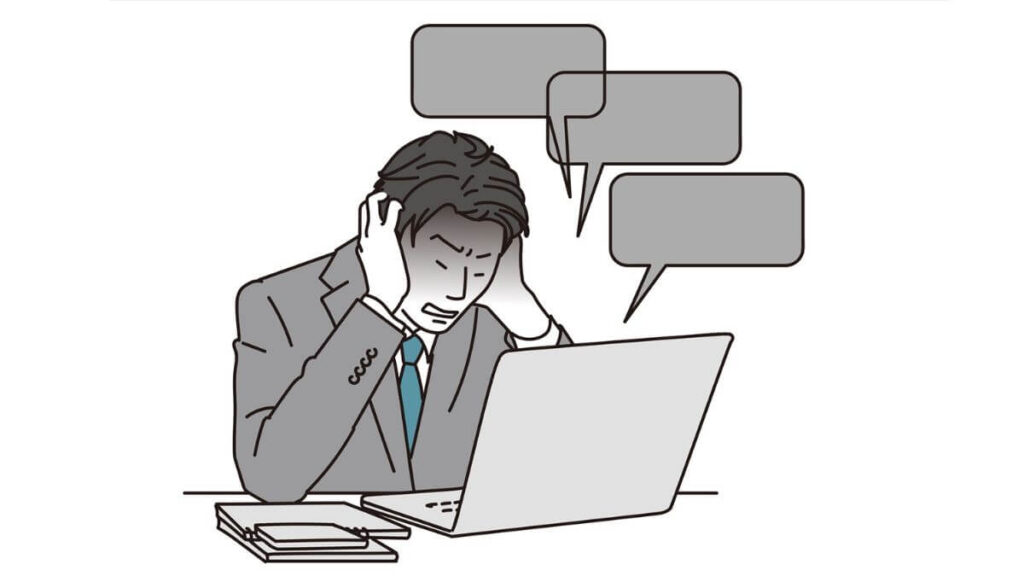 頭を抱えながらパソコン作業をするサラリーマン