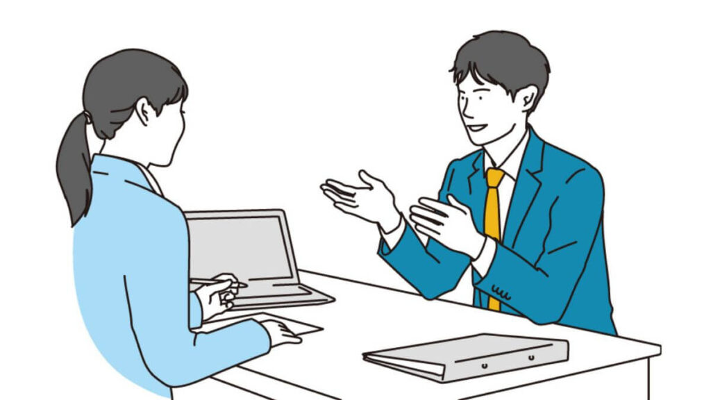 笑顔で部下と話すサラリーマン