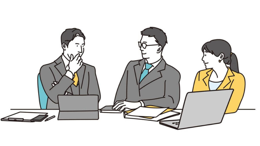 パソコンを使いながら会議をするサラリーマンとキャリアウーマン