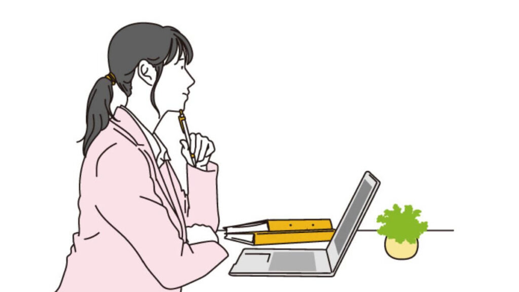 パソコンを前にして考えるキャリアウーマン