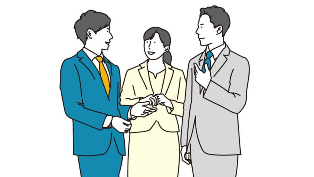 同僚と仲良く話す3人のスーツ姿の男女